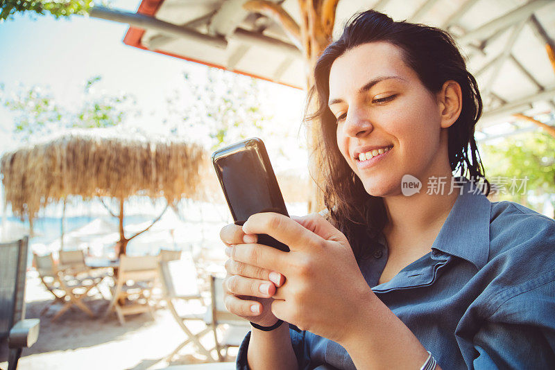 在海边聊天的女人café