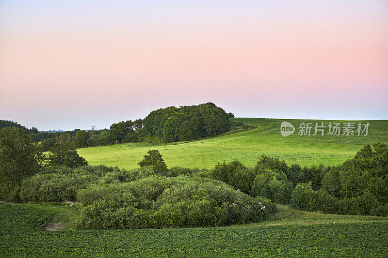 阜嫩山峦起伏