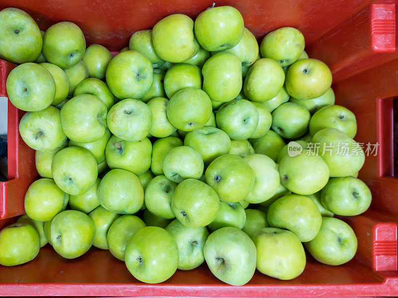 自助式商店柜台上托盘上的青苹果。水果是有用元素和维生素的来源。是素食者和人们日常饮食中的一种健康产品。
