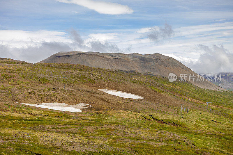 山坡与斑点的雪在火山景观