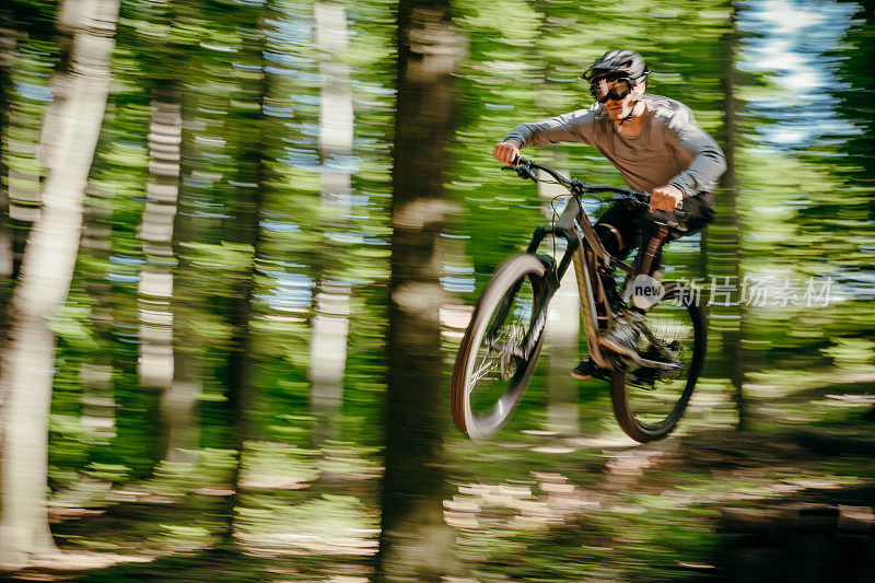 在森林里骑山地车的男人。骑自行车的人。