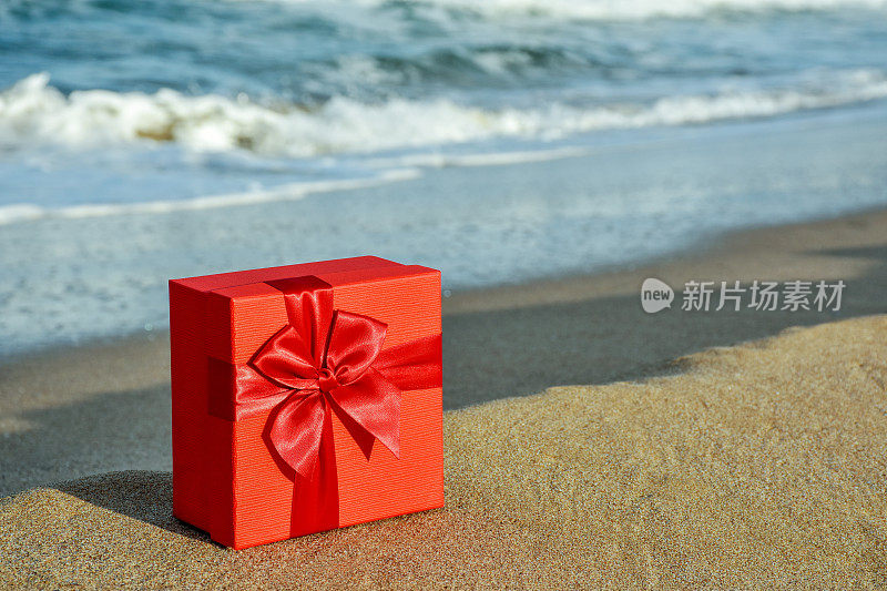 沙滩上的红色礼品盒