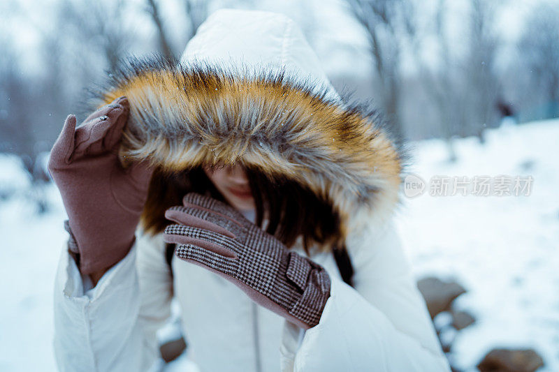 年轻的女游客在日本玩雪玩得很开心