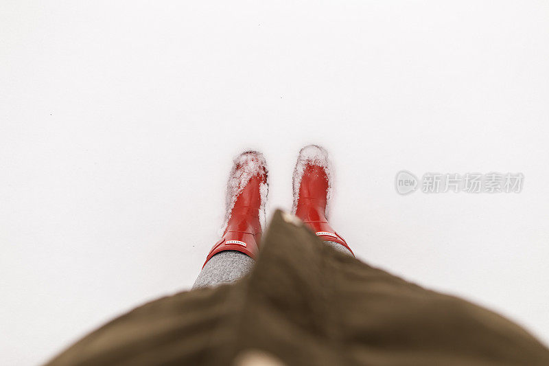 2020年圣诞节，俄亥俄州，红雨靴在蓬松的白雪中