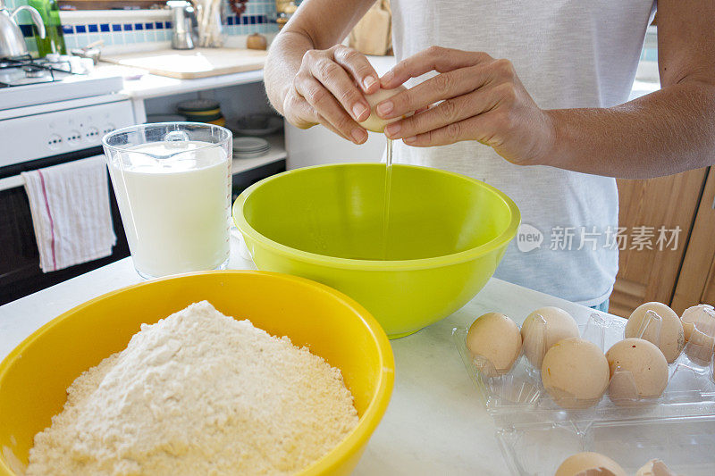 女子准备煎饼面糊