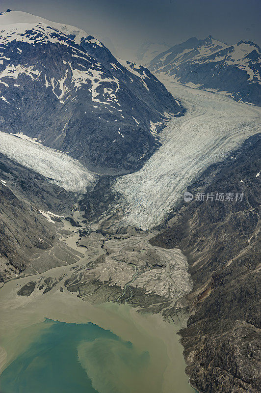 从飞机上看，缪尔冰川的终点站显示的till和冰川面粉。外侧，内侧和末端冰碛。阿拉斯加冰川湾国家公园。有主要终碛物的搁浅冰川。