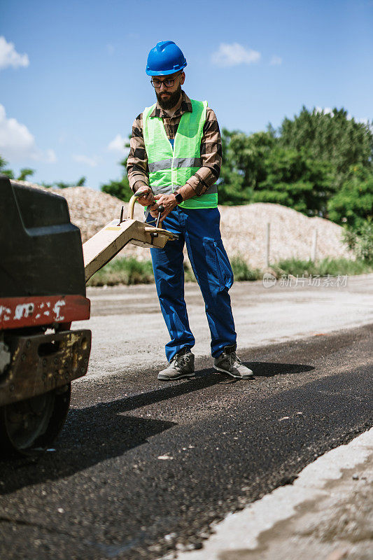 正在施工的道路工人