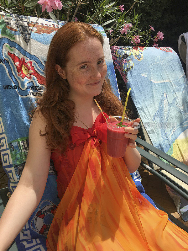 夏天的氛围与水果鸡尾酒在Sveti康斯坦丁海滩