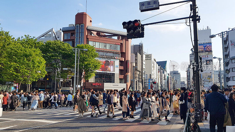 在日本东京涩谷散步的人们