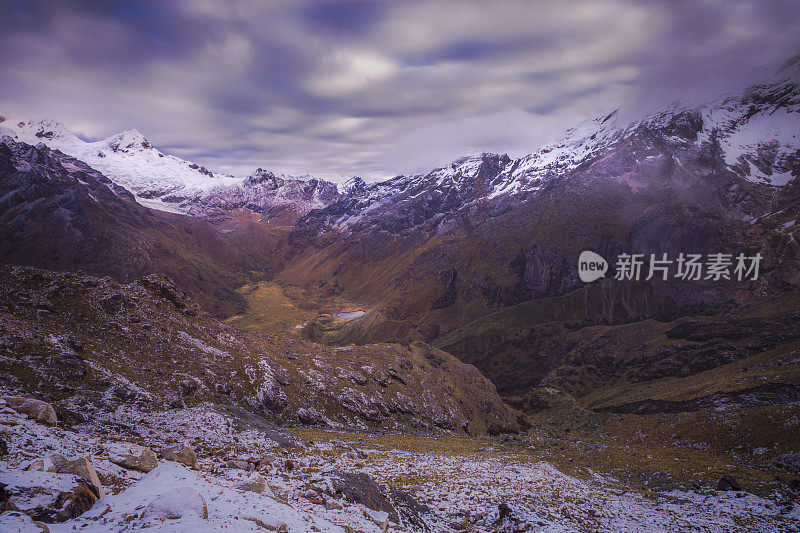 黎明时分的布兰卡峡谷——秘鲁瓦拉兹附近的安第斯山脉