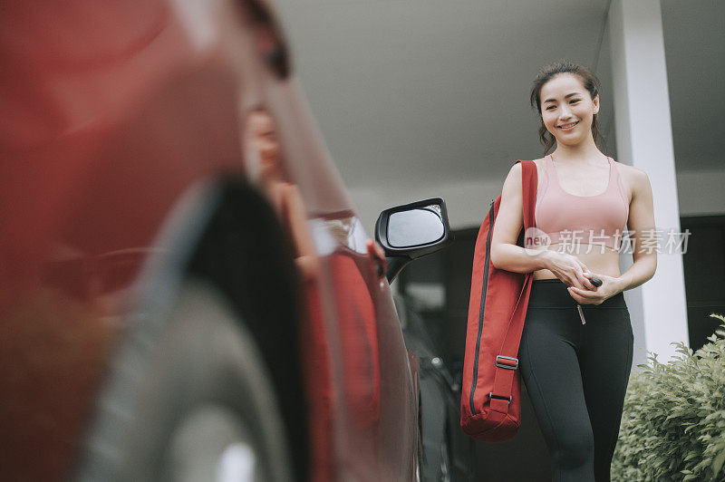 亚洲中国美女准备去上瑜伽课，在停车场得到她的车