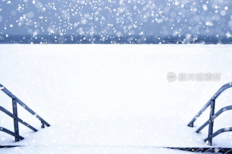 空旷的海滩上的雪