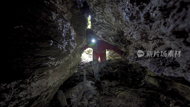 带着前照灯的洞穴探险家发现了罕见的生物