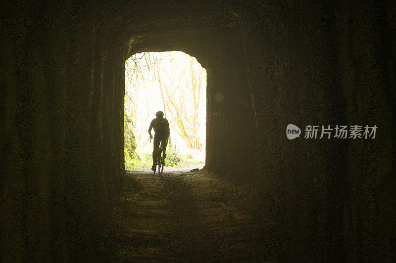 一个在隧道里运动的摩托车手