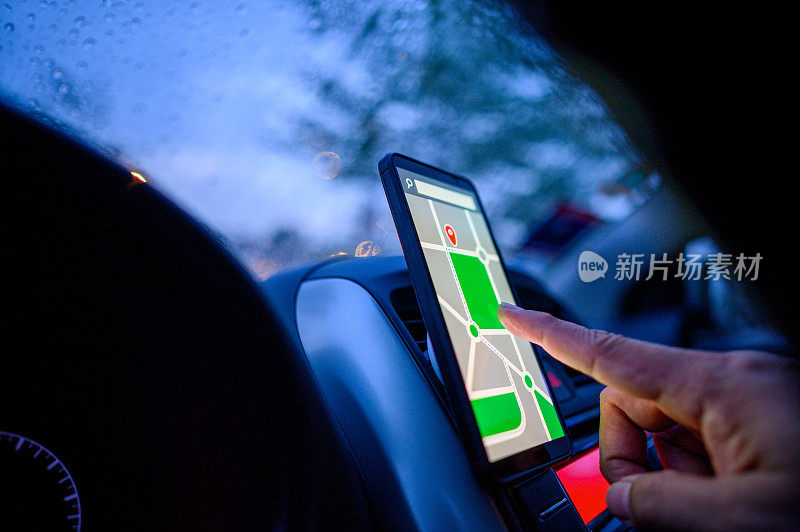 在汽车仪表盘上使用智能手机上的GPS地图应用程序