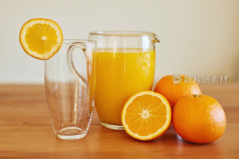 一张桌子上新鲜的桔子和橙汁的特写镜头