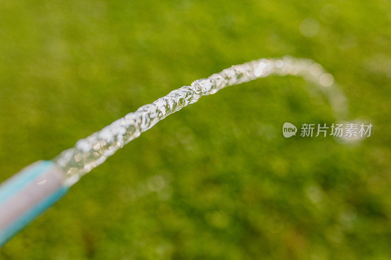 水从花园软管中流出