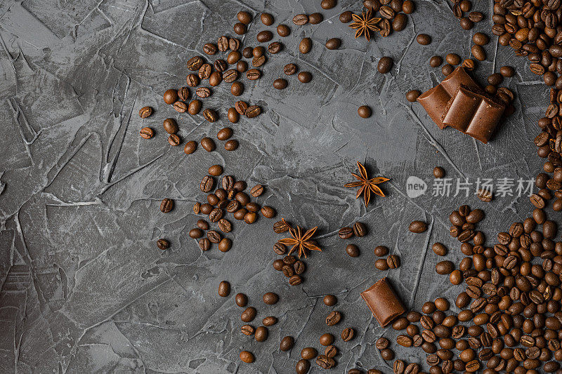 咖啡背景，牛奶泡沫巧克力和烘培咖啡豆