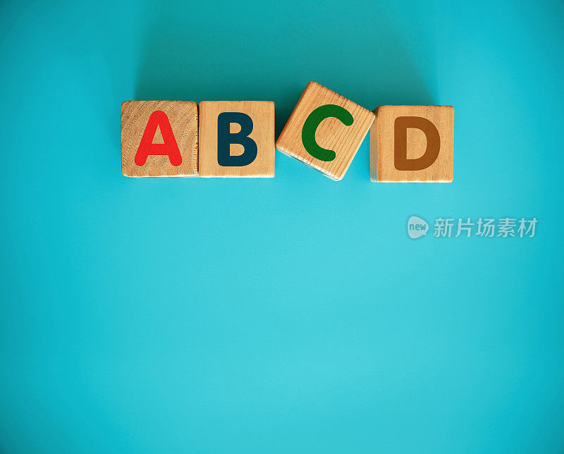 字母块与ABCD在蓝色背景