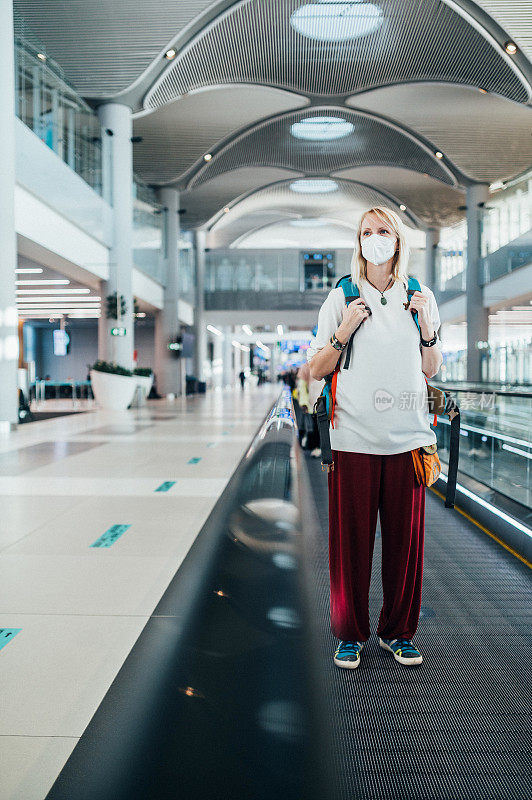 在机场戴口罩的女性旅客