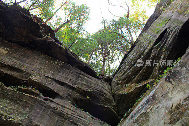 在美国俄亥俄州霍金山的坎特威尔悬崖上徒步旅行