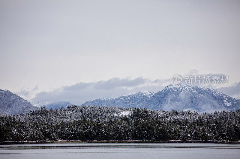 多雪中环海岸上午