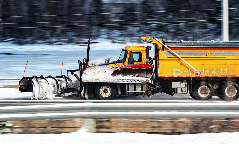 雪犁清理高速公路