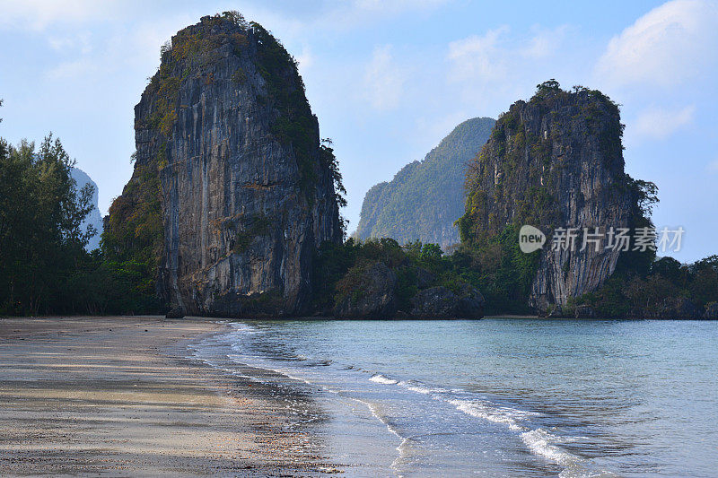 泰国董里省拉贾曼加拉海滩上的石灰岩山丘