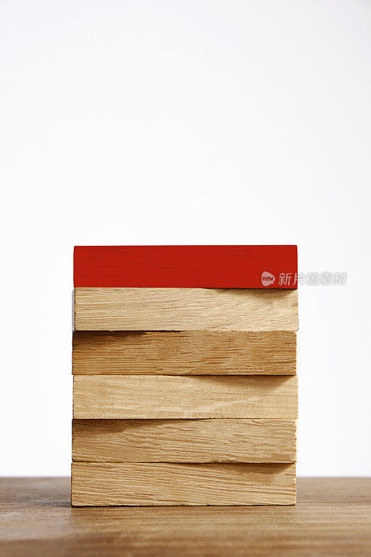 木块彼此放在一起，红色的块放在顶部，用于复制你的文本