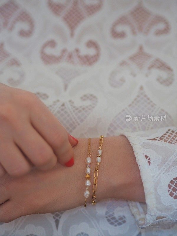 珠金手链，积累和培养珍珠在一个女人的手腕上