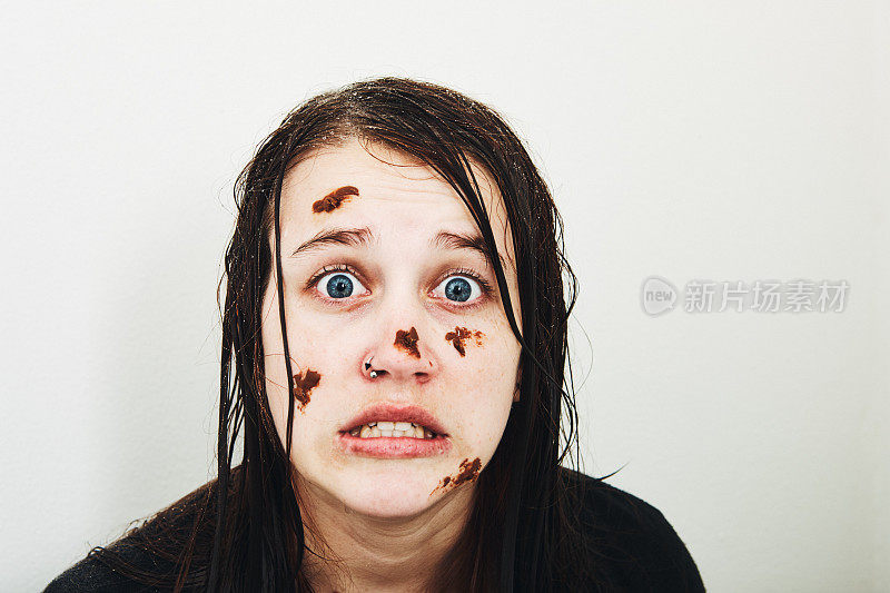 年轻的女人，肮脏的脸和湿的头发，表情扭曲