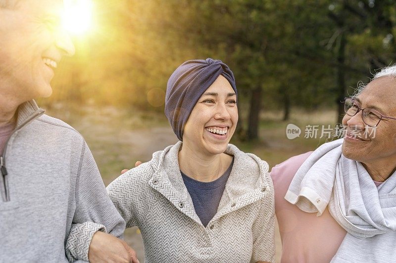 美丽的混血女人与癌症大笑，同时享受优质时间与家人