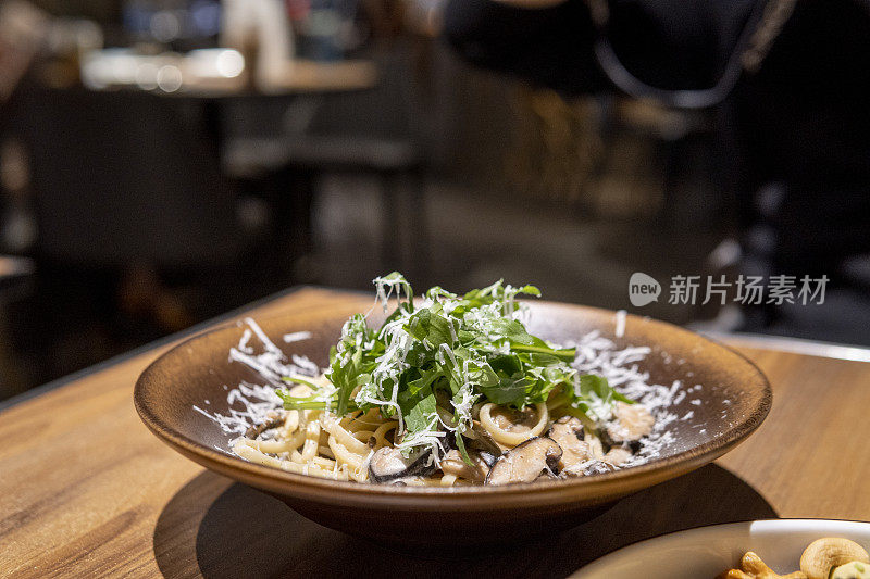 素食餐厅里的奶油蔬菜意大利面