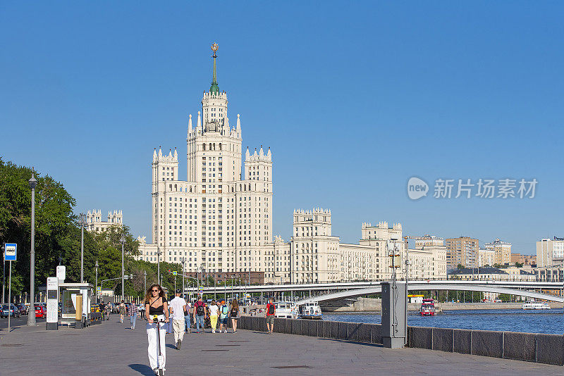 在温暖、阳光明媚的夏天，人们在莫斯科市中心休息和散步，俄罗斯