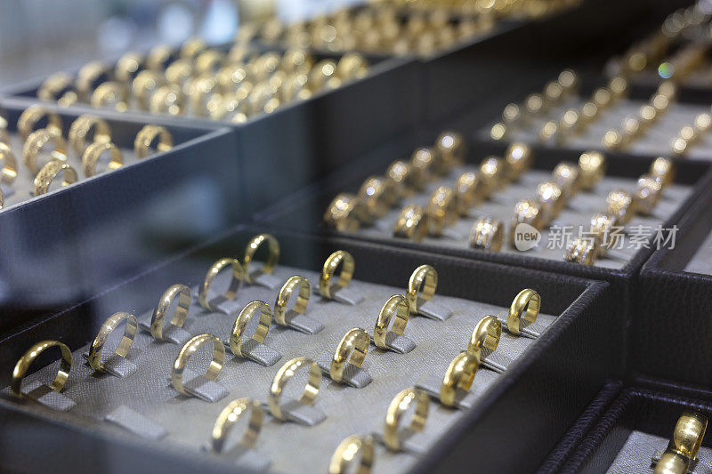 一盒盒的金银戒指，都有不同的装饰，在珠宝店里出售