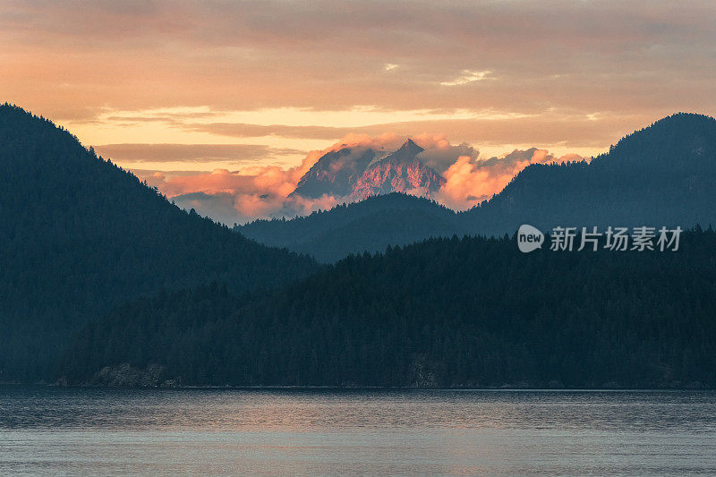 日出时，山脉越过水面的风景