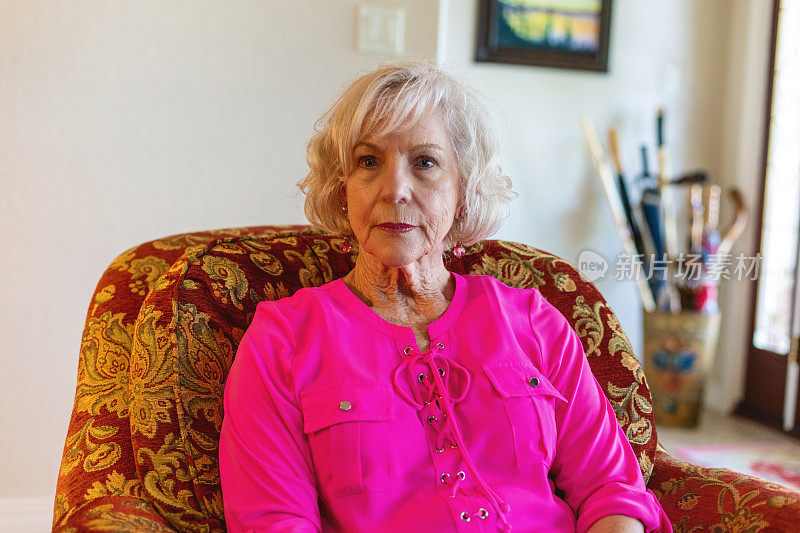 退休老年女性坐在室内客厅椅子照片系列