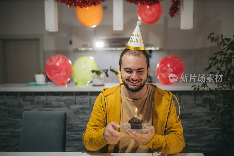 一个年轻人在家庆祝生日