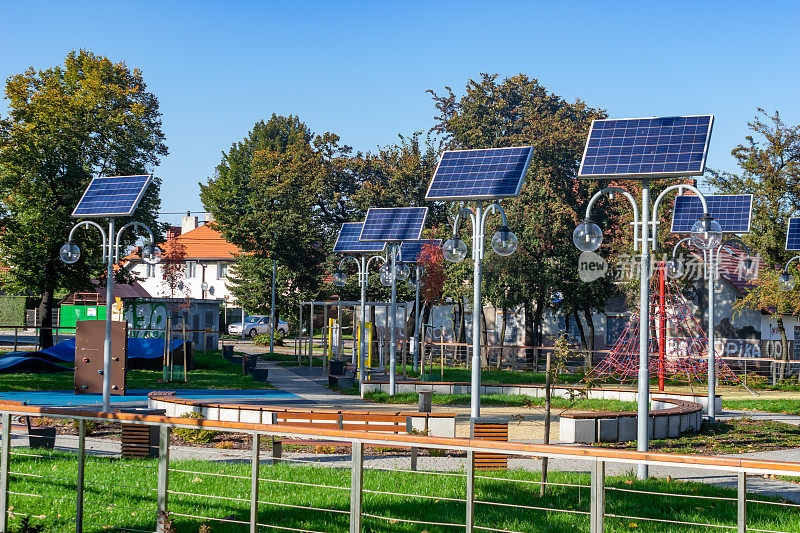 太阳能电池板为Knurow的路灯照明供电