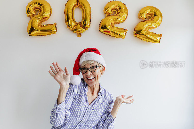 工作室拍摄的老年妇女庆祝2022年新年