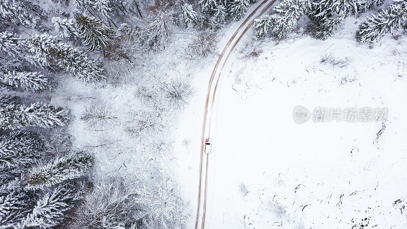 汽车行驶在冬天的乡村道路上