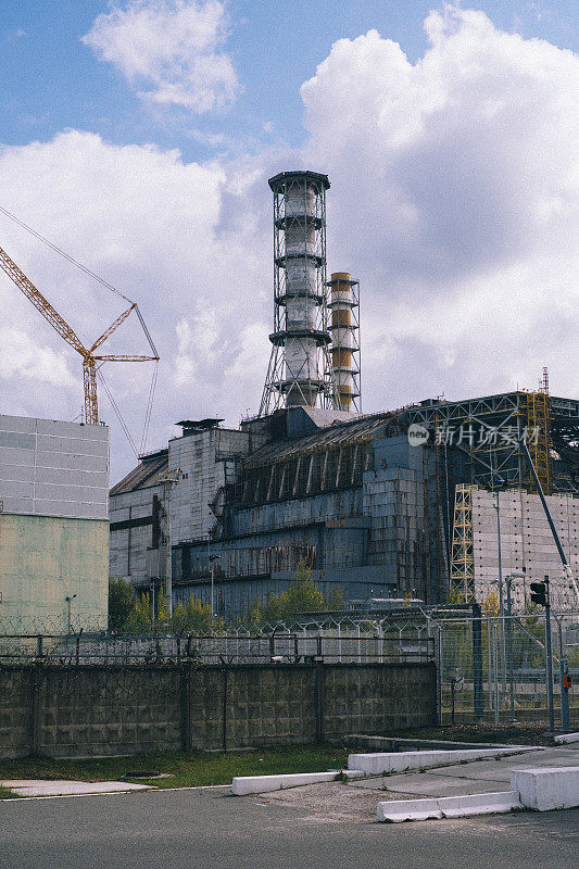 切尔诺贝利核反应堆周围的石棺正在建造中