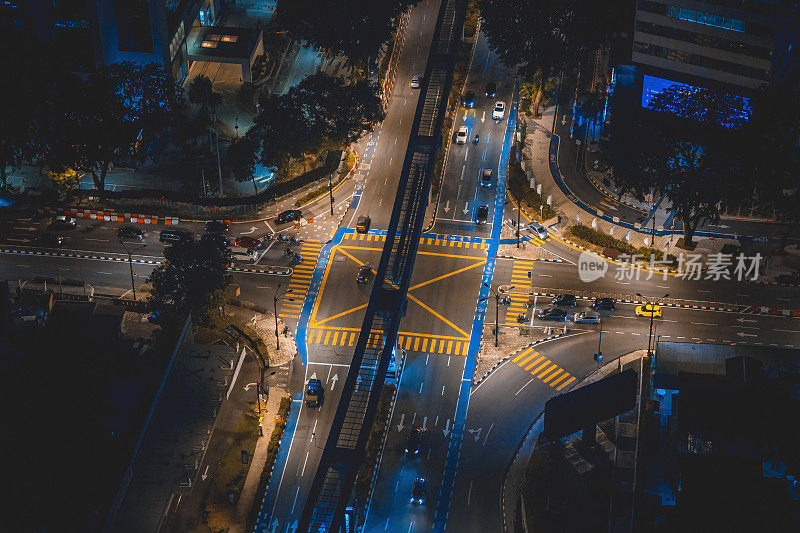 无人机视角吉隆坡十字路口路灯照亮的城市夜景