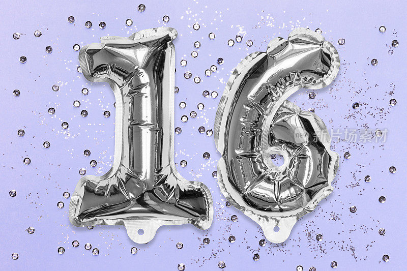 银箔气球号码，数字16在淡紫色背景和亮片上。有题字的生日贺卡