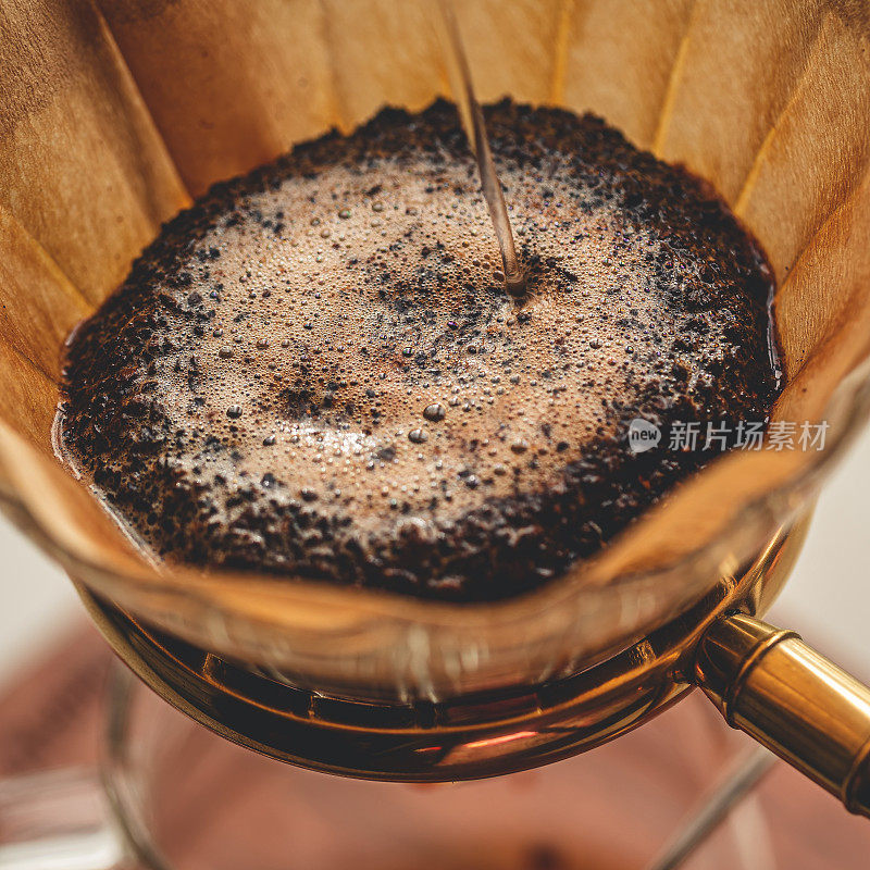 制作倒咖啡，将热水倒入咖啡粉中