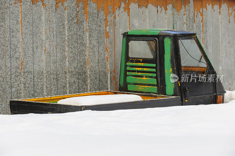 埋在雪下的三轮车