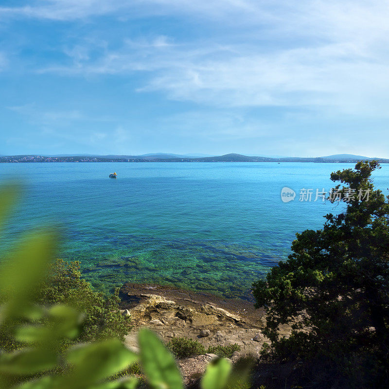 美丽的绿松石色岩石海景，清澈透明的水