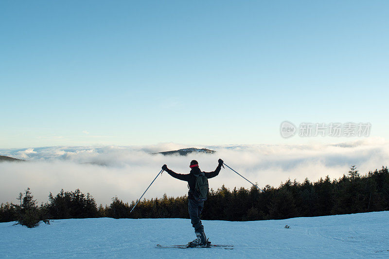 一个滑雪者热情地张开双臂