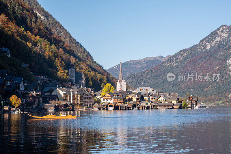 美丽的哈尔斯塔特村庄的倒影从哈尔斯塔特湖看到在阿尔卑斯山。奥地利。受欢迎的旅游目的地。