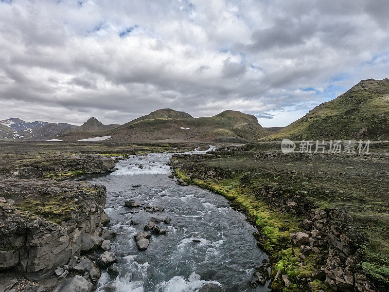 美丽的冰岛全景风景，绿色和黑色的火山Landmannalaugar山，在著名的laugavgur徒步旅行路线。